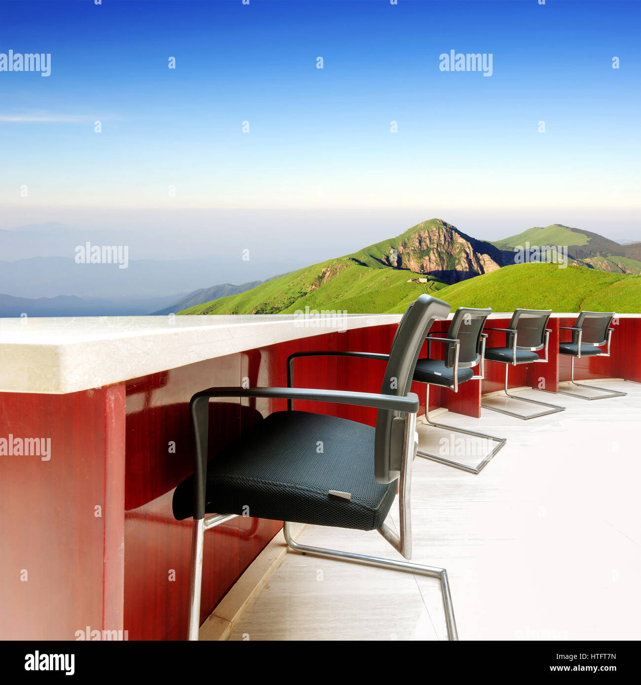 Conferenza i tavoli e le sedie in montagna, paesaggio astratto, immagini sintetiche. Foto Stock