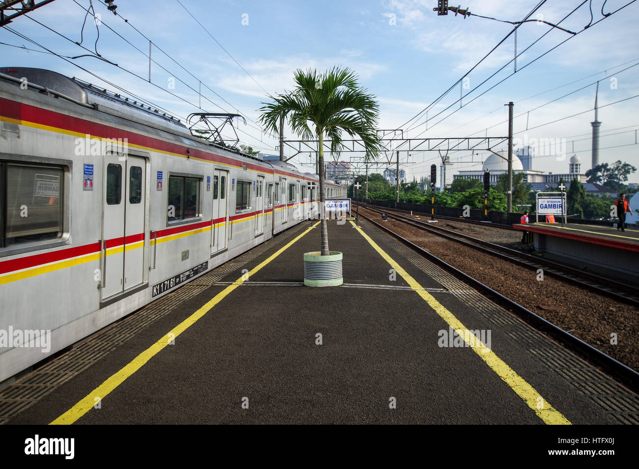 In treno Arrivando alla stazione di Gambir a Giacarta - Java, Indonesia Foto Stock