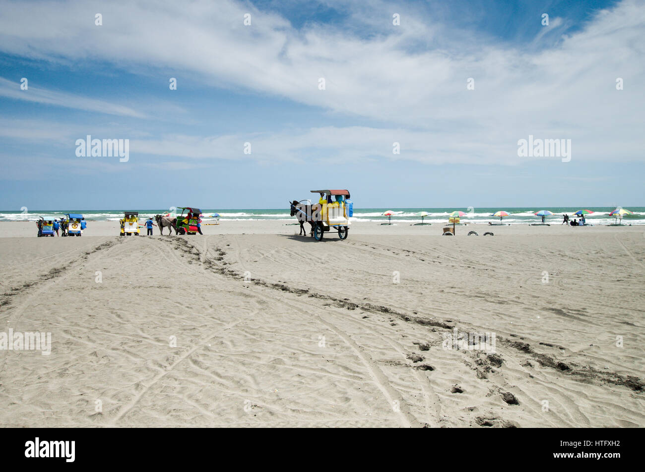 Carrelli a cavalli sul popolare Parangtritis Beach - Centro di Giava, in Indonesia Foto Stock