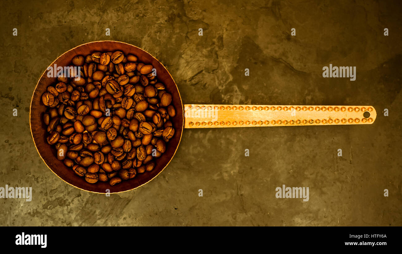 Caffè in chicchi dopo la tostatura in rame in padella vista superiore Foto Stock