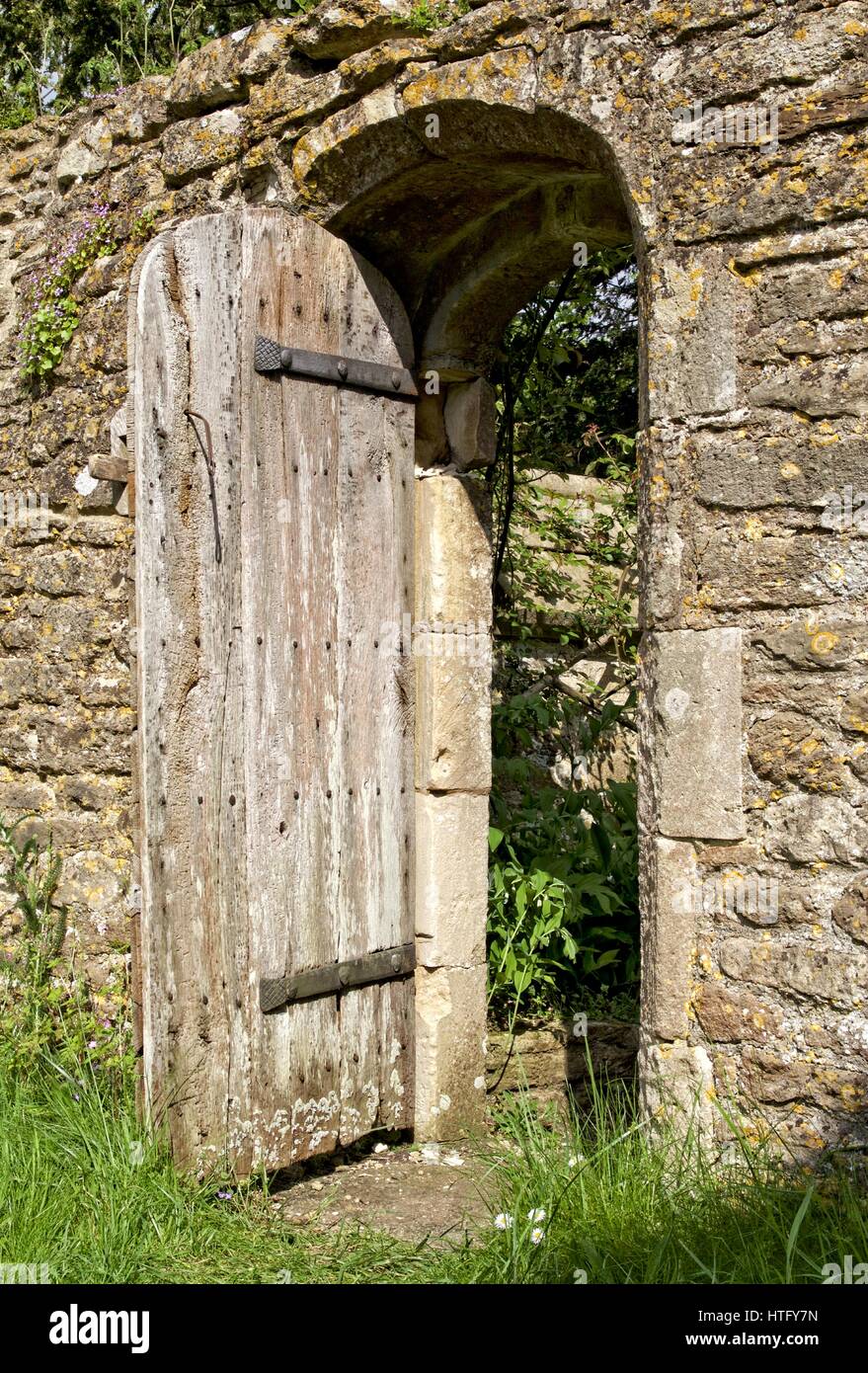 Aprire lo sportello di legno nel muro di pietra nel Wiltshire Foto Stock