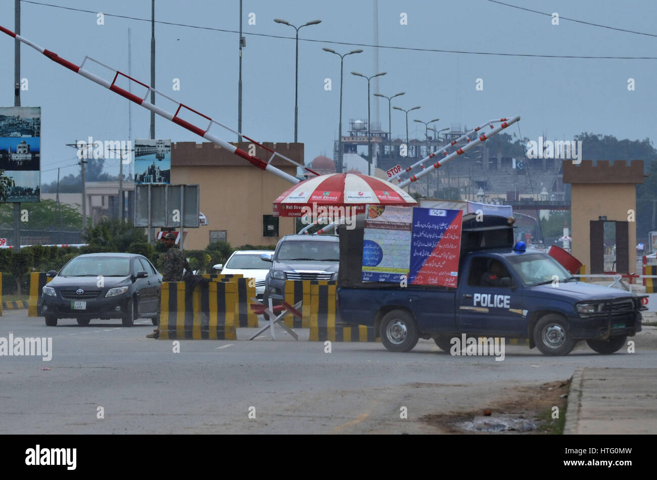 Il pakistan due studenti Faisal Hussain Awan e Ahsan Khursheed arriva a Pak India Wagha Border dopo aver rilasciato dalle autorità indiane. Le autorità indiane consegnato al Pakistan Commissione superiore (PHC) come essi inconsapevolmente hanno attraversato il confine mentre erano in tour scopo. India di indagine nazionale agenzia(NIA) trovato due "scolari pakistano' innocente che sono stati arrestati lo scorso anno per il loro presunto coinvolgimento in attacco di Uri e rilasciato loro. I due andando a scuola gli studenti denominato Faisal Hussain Awan e Ahsan Khursheed acclamato da Azad Jammu e Kashmir hanno dato assolto di tutti Foto Stock