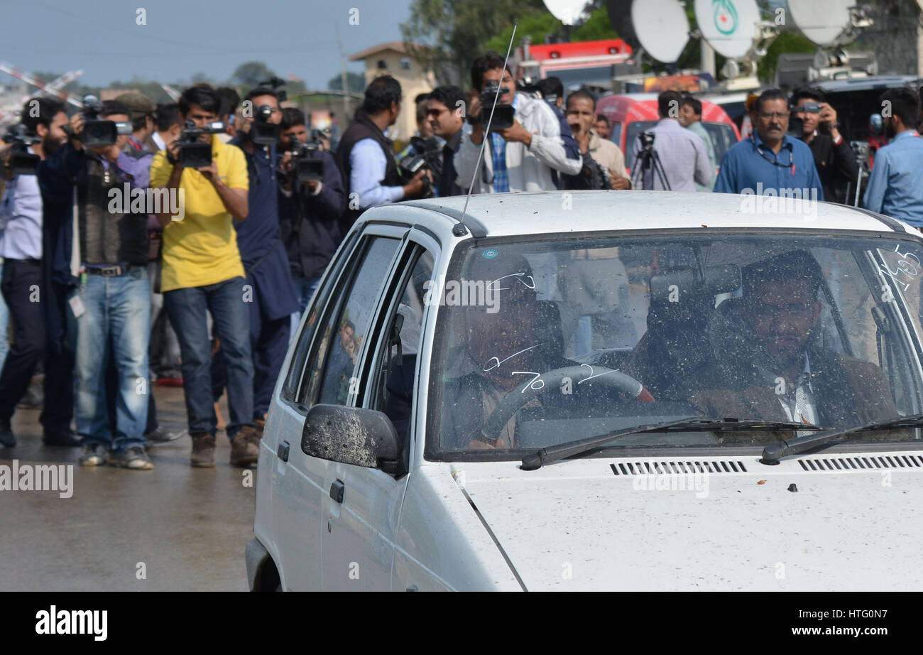 Il pakistan due studenti Faisal Hussain Awan e Ahsan Khursheed arriva a Pak India Wagha Border dopo aver rilasciato dalle autorità indiane. Le autorità indiane consegnato al Pakistan Commissione superiore (PHC) come essi inconsapevolmente hanno attraversato il confine mentre erano in tour scopo. India di indagine nazionale agenzia(NIA) trovato due "scolari pakistano' innocente che sono stati arrestati lo scorso anno per il loro presunto coinvolgimento in attacco di Uri e rilasciato loro. I due andando a scuola gli studenti denominato Faisal Hussain Awan e Ahsan Khursheed acclamato da Azad Jammu e Kashmir hanno dato assolto di tutti Foto Stock