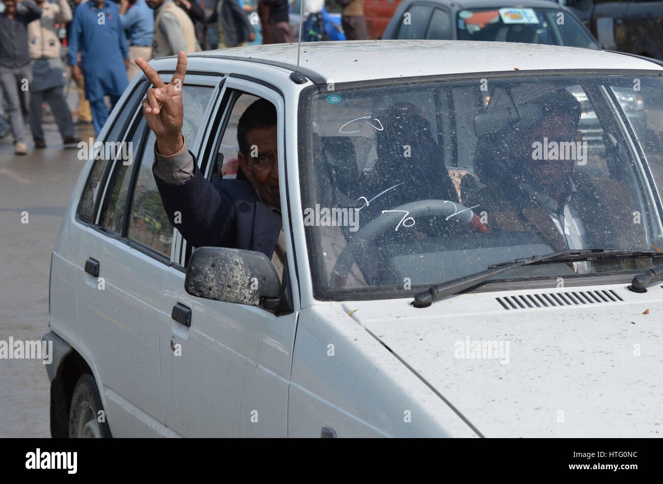 Il pakistan due studenti Faisal Hussain Awan e Ahsan Khursheed arriva a Pak India Wagha Border dopo aver rilasciato dalle autorità indiane. Le autorità indiane consegnato al Pakistan Commissione superiore (PHC) come essi inconsapevolmente hanno attraversato il confine mentre erano in tour scopo. India di indagine nazionale agenzia(NIA) trovato due "scolari pakistano' innocente che sono stati arrestati lo scorso anno per il loro presunto coinvolgimento in attacco di Uri e rilasciato loro. I due andando a scuola gli studenti denominato Faisal Hussain Awan e Ahsan Khursheed acclamato da Azad Jammu e Kashmir hanno dato assolto di tutti Foto Stock