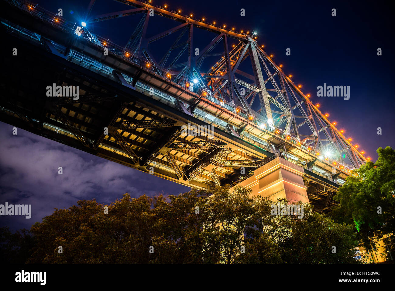 Primo piano di Brisbane Story Bridge. Una delle icone principali nella città di Brisbane. Illuminazione arancio sopra il ponte Foto Stock