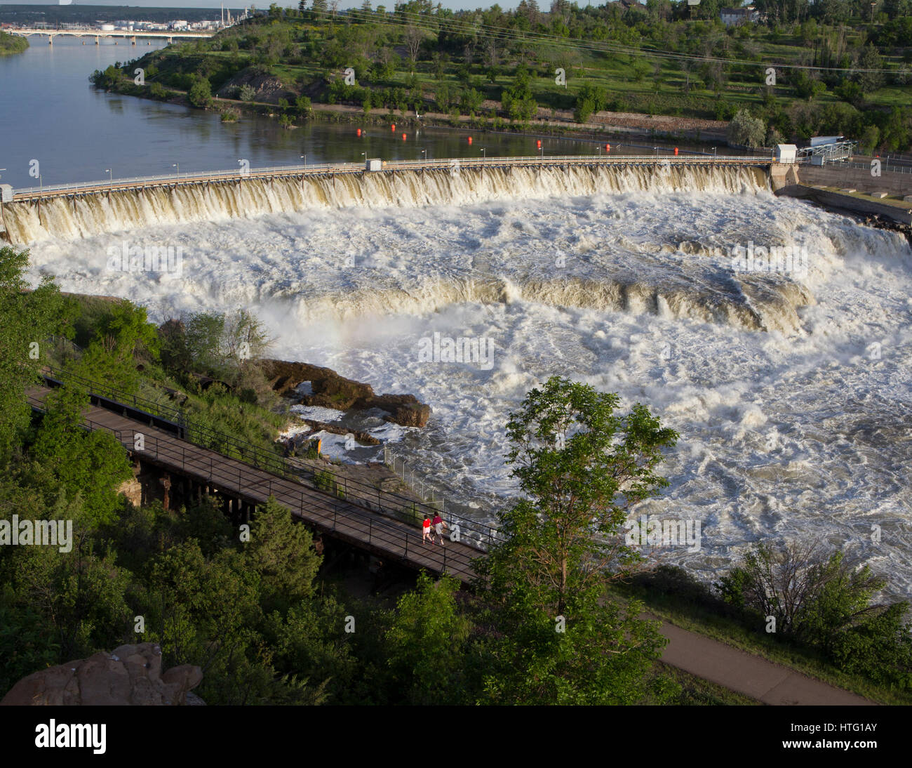 Fiume Missouri bolle in Black Eagle Dam e cade. Dati da Mororny calibro per 06/22/2011 06:30 MDT è 26.400 CFS. Mediana per la data è 12.000 CFS Foto Stock