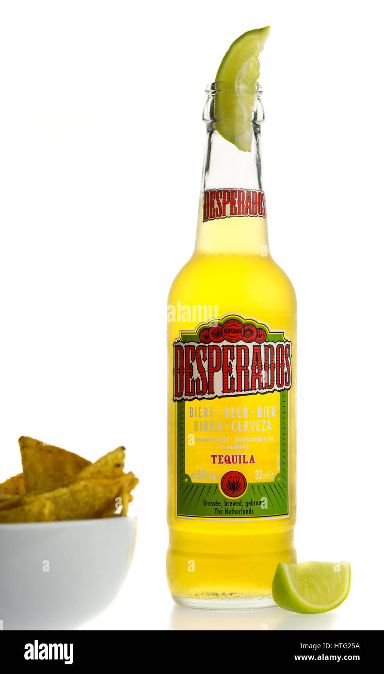 Bottiglia di Desperados messicani Tequila birra con uno spicchio di lime e  nachos isolato su uno sfondo bianco Foto stock - Alamy