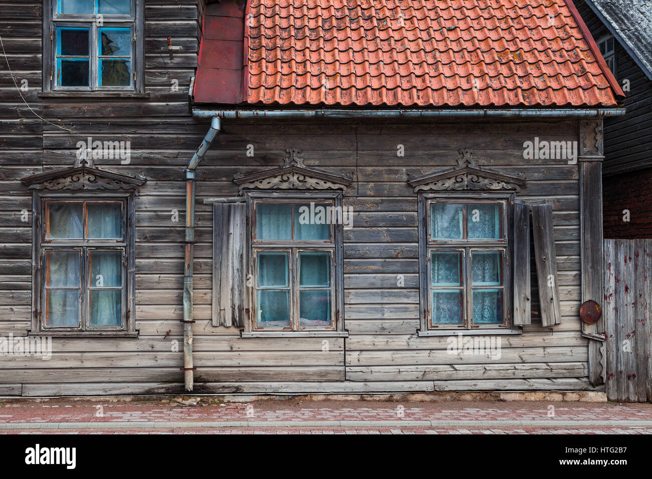 Vecchia casa in legno intagliato con windows e decorazione in Kuldiga, Lettonia Foto Stock