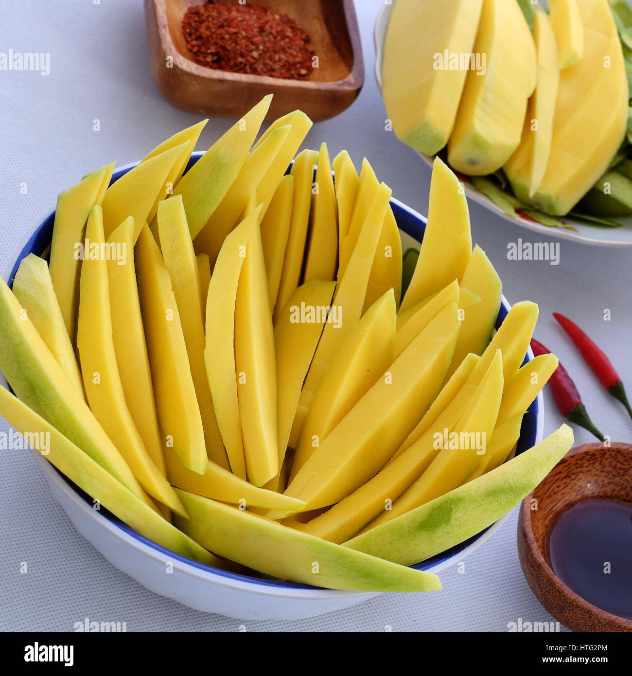 Frutta vietnamita, green mango tagliati a fetta, un popolare di frutta tropicale, ricchi di vitamina A, vitamina C, collagene, buona per la salute, impulso di assorbimento di calcio Foto Stock