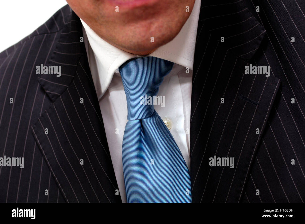 Close up della cravatta blu intorno all uomo il collo Foto Stock
