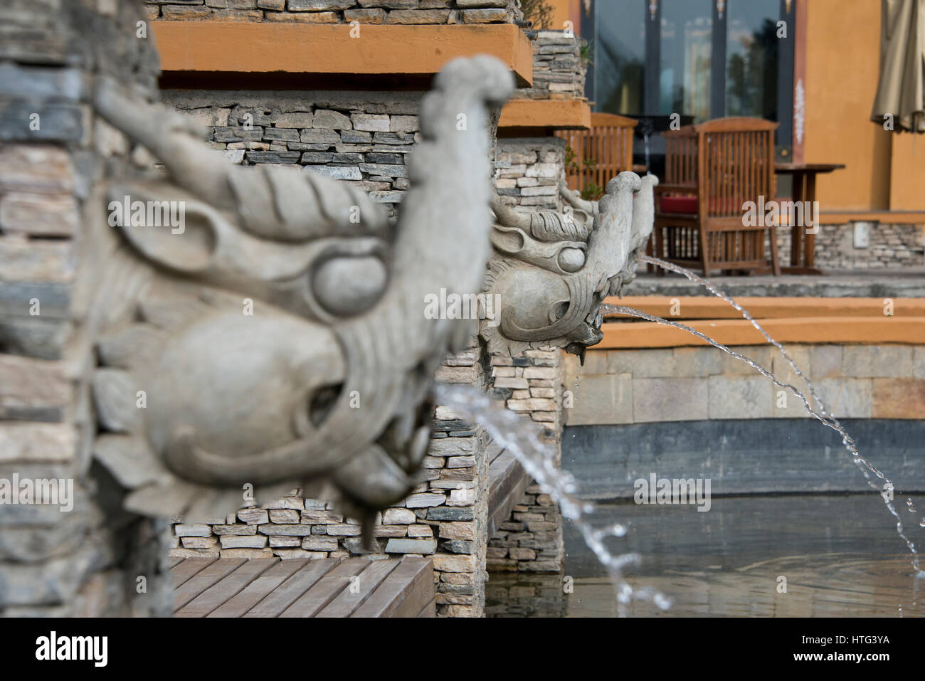 Il Bhutan, Thimphu, capitale del Bhutan. Cinque stelle lusso, Taj Tashi Hotel. Una creatura mitica fontana dettaglio. Foto Stock