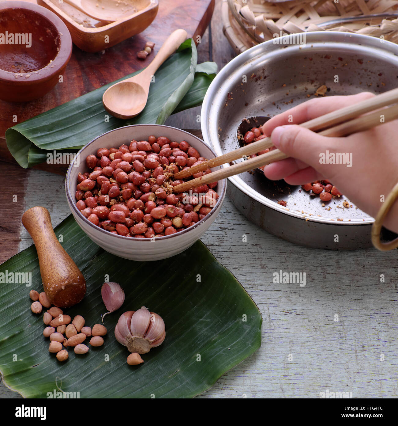 Il vietnamita snack food, arachidi tostate con peperoncino, aglio, sale, rendere delicious mangiare Foto Stock