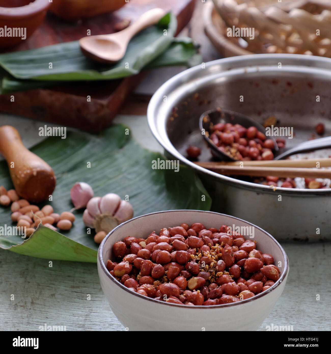 Il vietnamita snack food, arachidi tostate con peperoncino, aglio, sale, rendere delicious mangiare Foto Stock