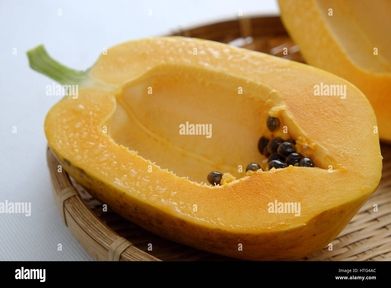 La papaia su sfondo bianco, frutta tropicale, ricchi di fibre, vitamina A,C,E, rendere cuore sano, prevenire l'aterosclerosi, buona per il sistema digestivo, tonico Foto Stock