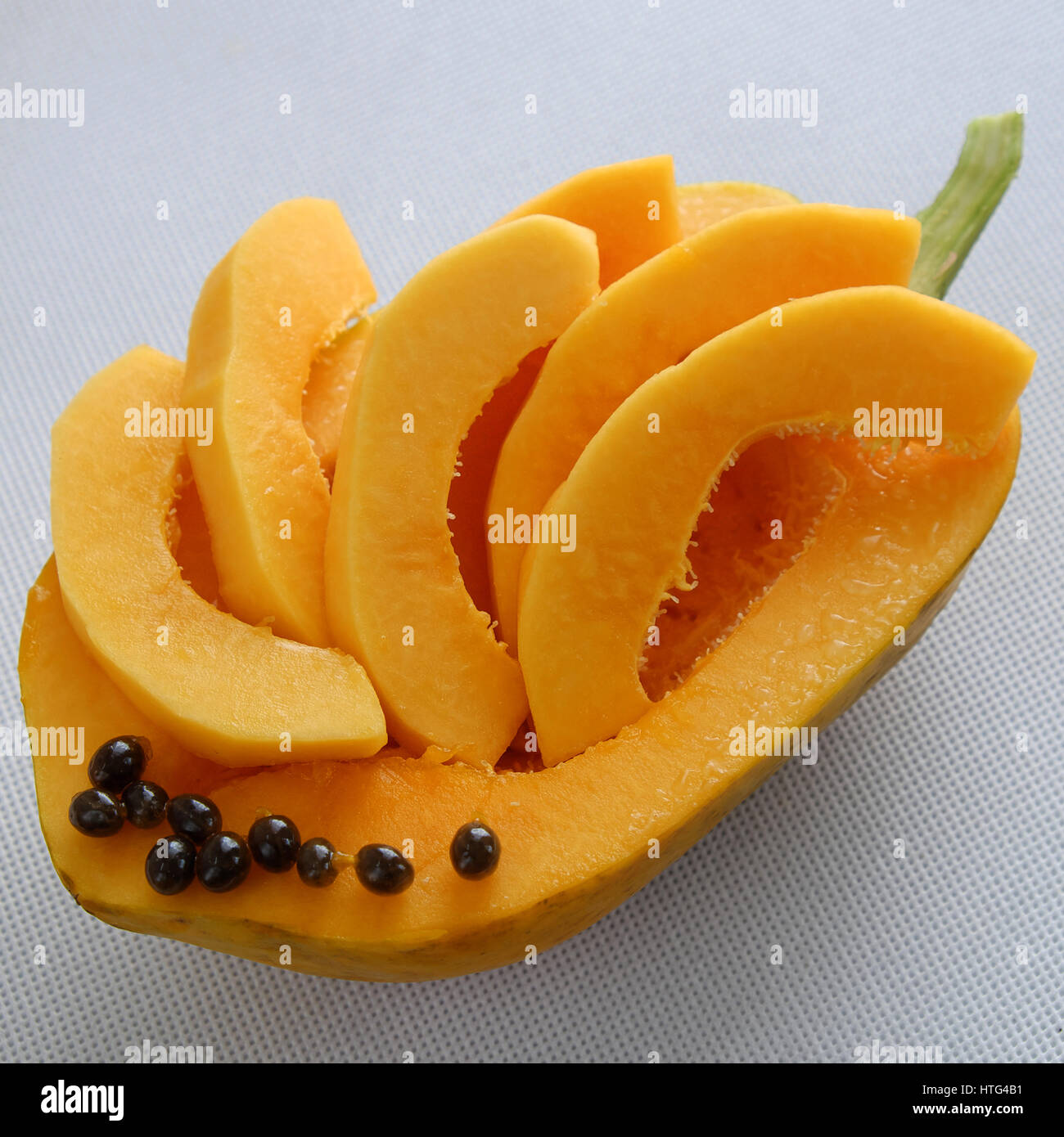 La papaia su sfondo bianco, frutta tropicale, ricchi di fibre, vitamina A,C,E, rendere cuore sano, prevenire l'aterosclerosi, buona per il sistema digestivo, tonico Foto Stock