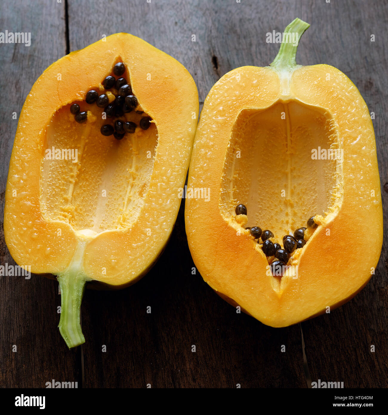 La papaia su sfondo di legno, frutta tropicale, ricchi di fibre, vitamina A,C,E, rendere cuore sano, prevenire l'aterosclerosi, buona per il sistema digestivo, tonico Foto Stock