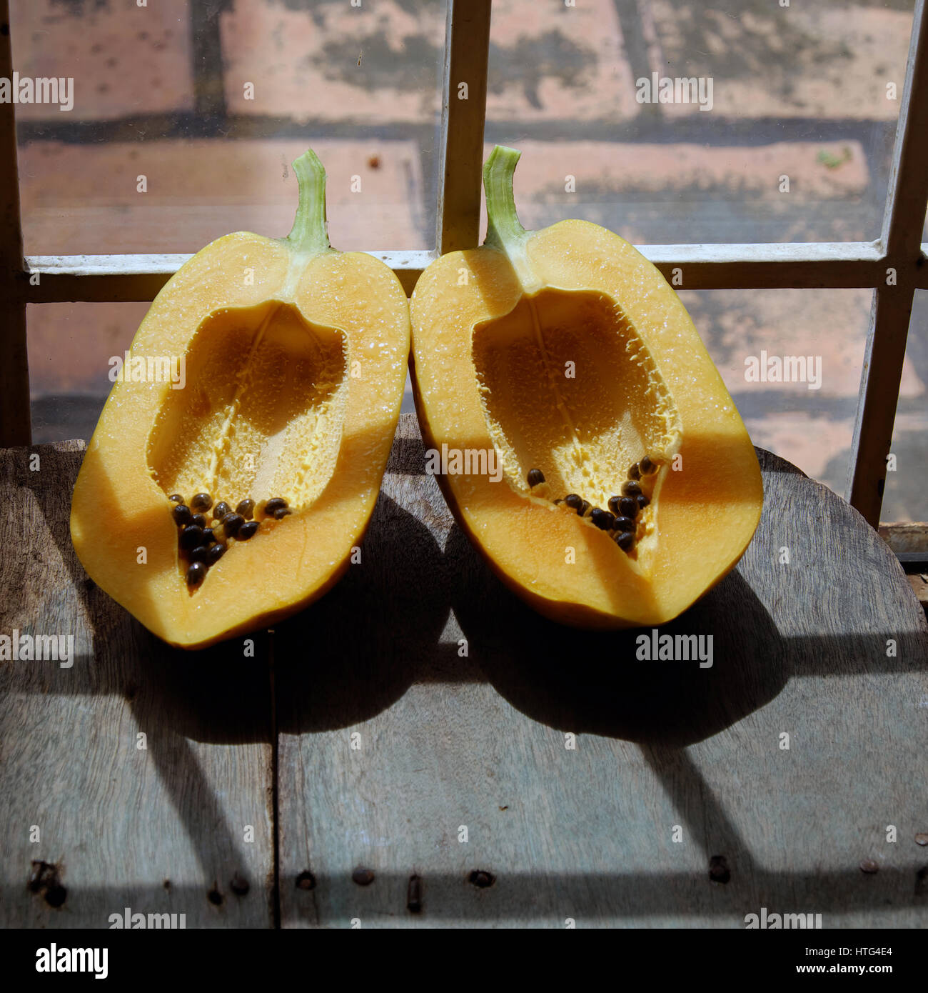 La papaia su sfondo di legno, frutta tropicale, ricchi di fibre, vitamina A,C,E, rendere cuore sano, prevenire l'aterosclerosi, buona per il sistema digestivo, tonico Foto Stock