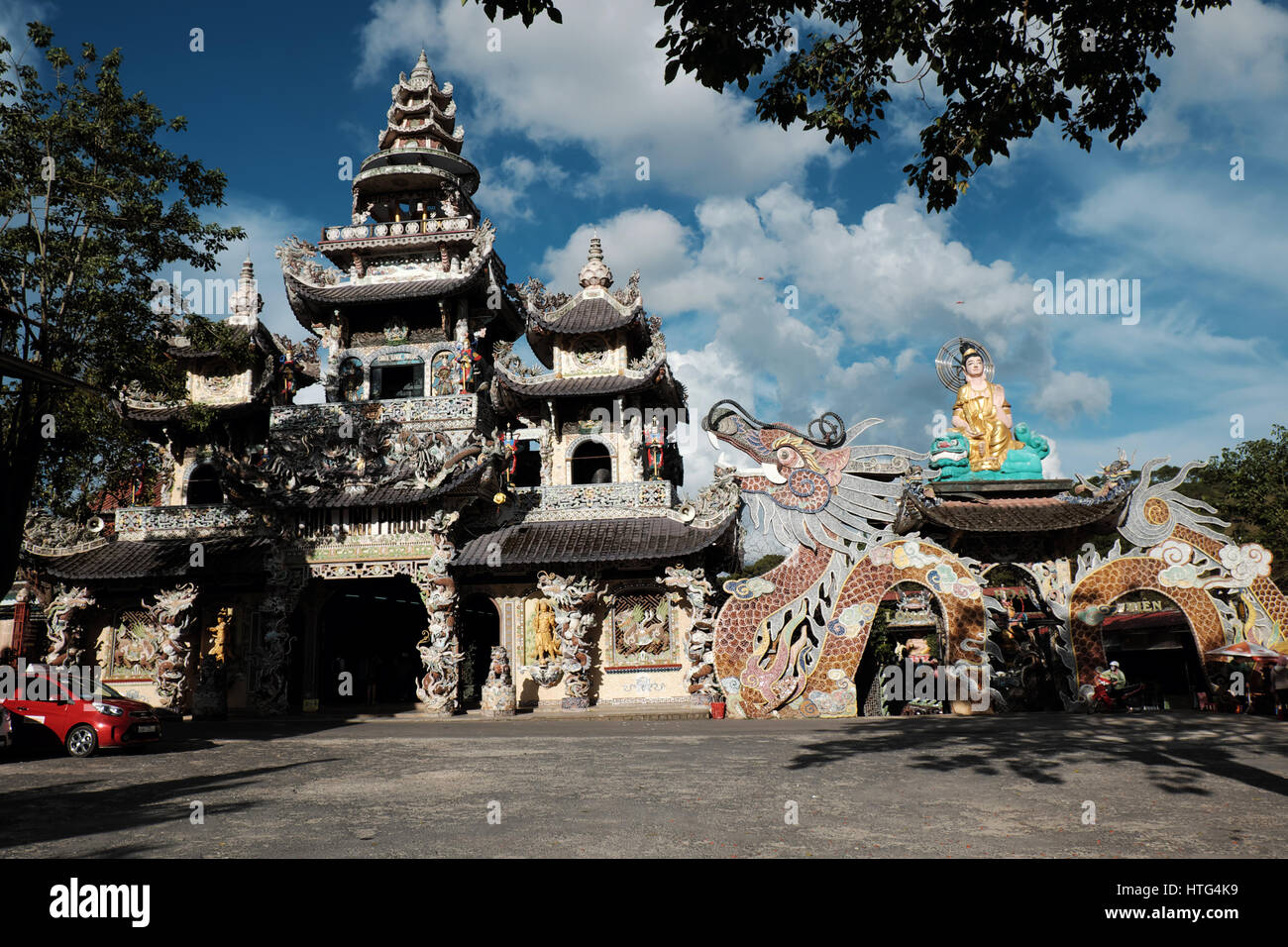 DA LAT, VIET NAM- 1 Settembre 2016: Incredibile architetto di Linh Phuoc pagoda in giornata a Trai Mat, Dalat, Vietnam Foto Stock