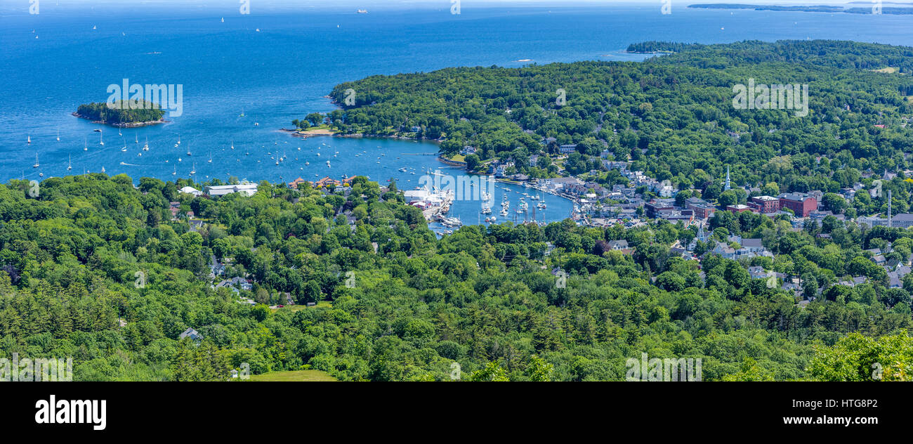 Una veduta del porto di Camden, Maine dalla cima di Mount Battie in Camden Hills State Park. Foto Stock