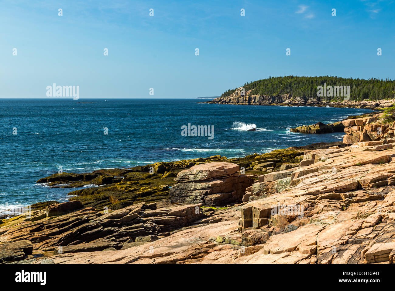Maine il rocky, foresta-costa alberata ha più litorale di California, con insenature, calette e baie lambite dal frigida acque dell'Oceano Atlantico, anche in warmes Foto Stock