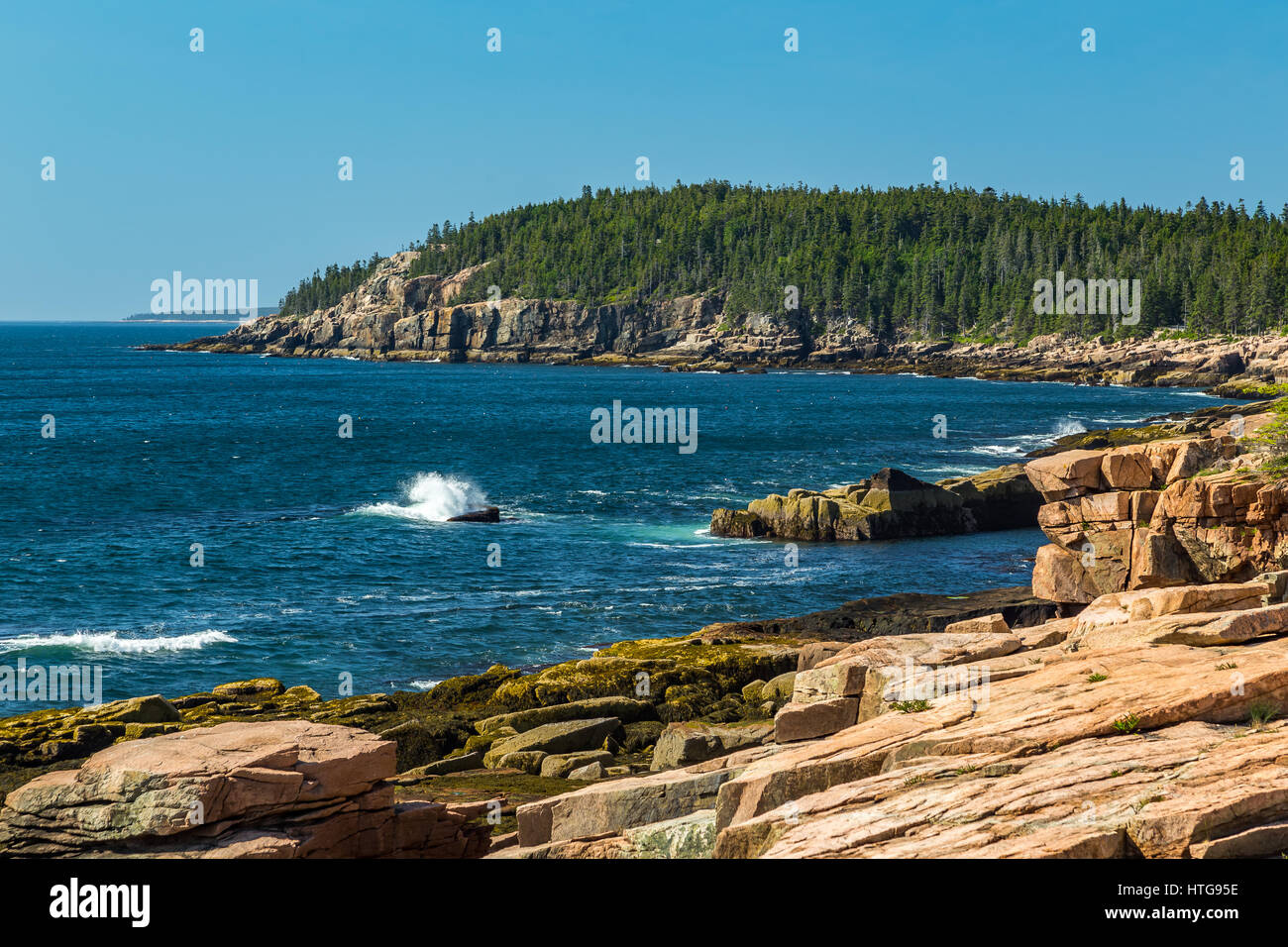 Maine il rocky, foresta-costa alberata ha più litorale di California, con insenature, calette e baie lambite dal frigida acque dell'Oceano Atlantico, anche in warmes Foto Stock