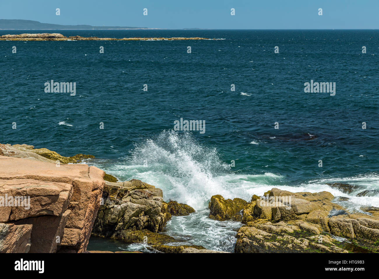 Maine il rocky, foresta-costa alberata ha più litorale di California, con insenature, calette e baie lambite dal frigida acque dell'Oceano Atlantico, anche in warmes Foto Stock