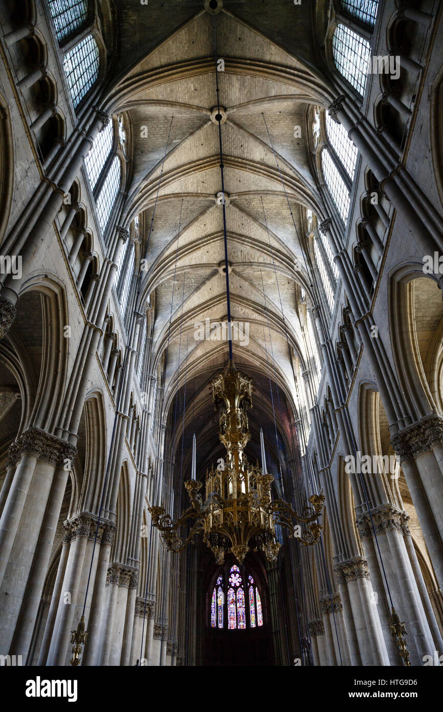 La navata e il soffitto della cattedrale di Notre-dame di Reims, Champagne-Ardenne, Francia Foto Stock