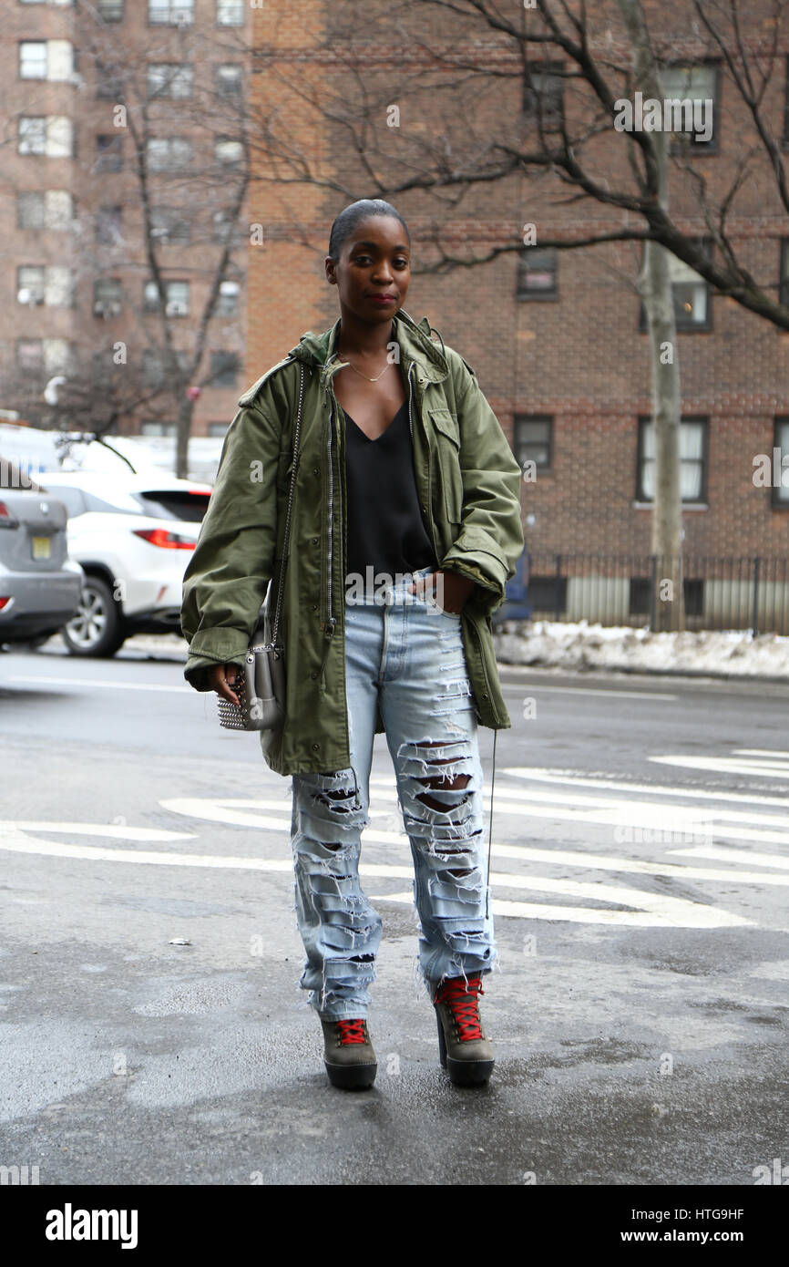 New York, Feb 2017 Fashionista durante la ny fashion week RTW FW 17-18 Donna .. Foto Stock