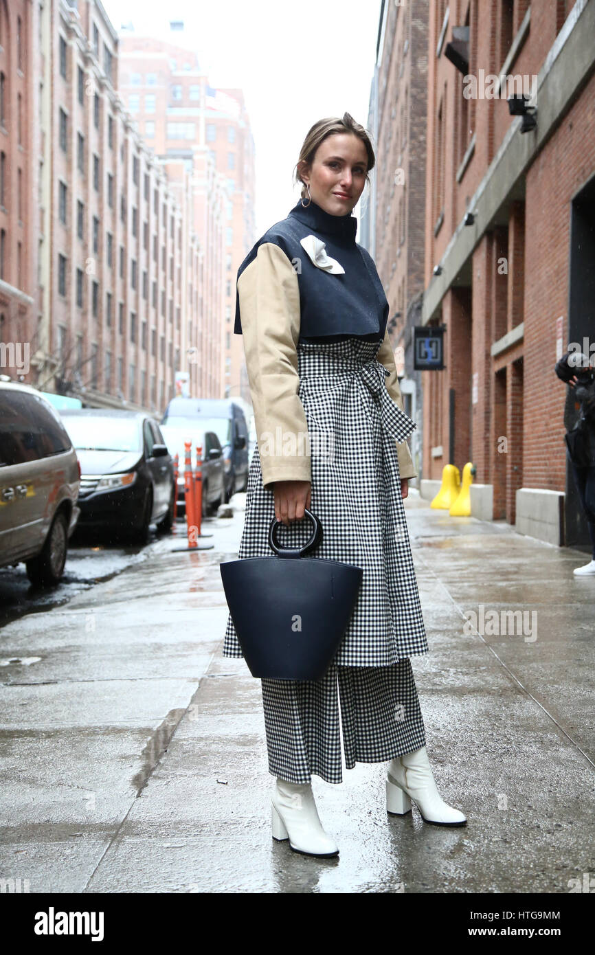 New York, Feb 2017 Fashionista durante la ny fashion week RTW FW 17-18 Donna .. Foto Stock