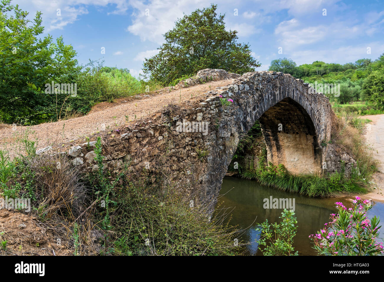 Un antico ponte in pietra del Peloponneso, Grecia Foto Stock