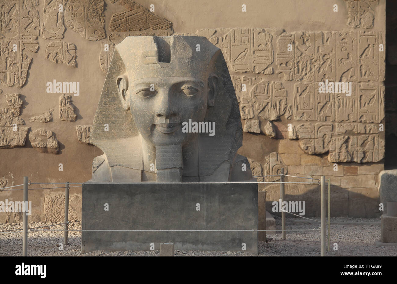 Busto di Ramesse il Grande al Tempio di Luxor Foto Stock