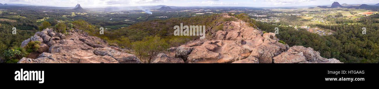 360 vista panoramica del Glasshouse Mountains, Sunshine Coast, Queensland, Australia, di un gruppo di colline che si innalzano bruscamente dalla pianura costiera Foto Stock
