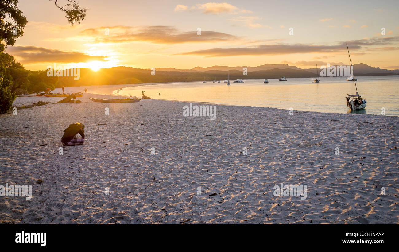 Vista al tramonto di Whitehaven Beach a Whitsunday Island nel Queensland, in Australia. Whitehaven Beach è un ben noto punto di riferimento noto per la sua bella bianca Foto Stock