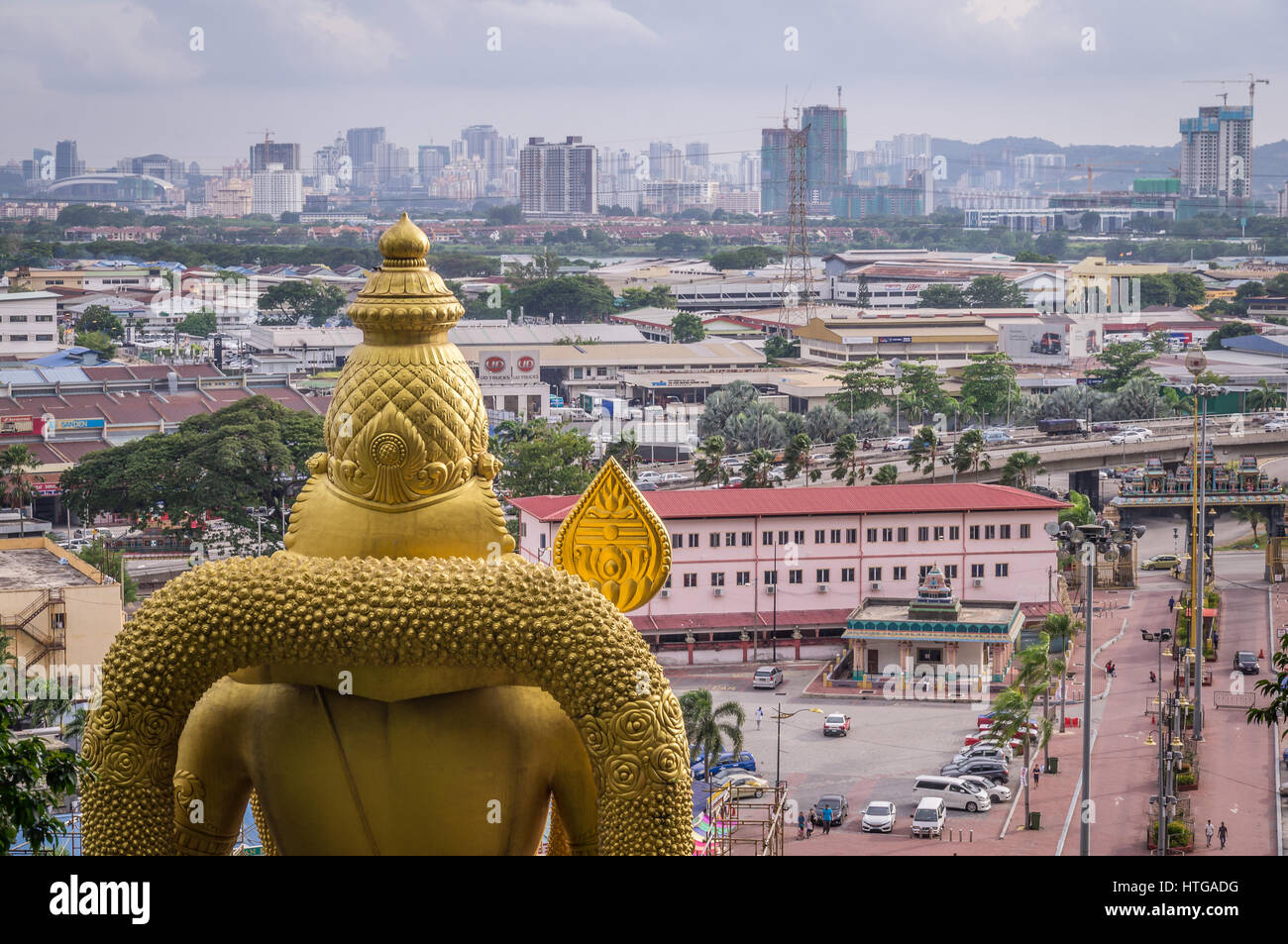 Vista su Kuala Lumpur skyline con statua dorata da Grotte Batu tempio, Malaysia Foto Stock