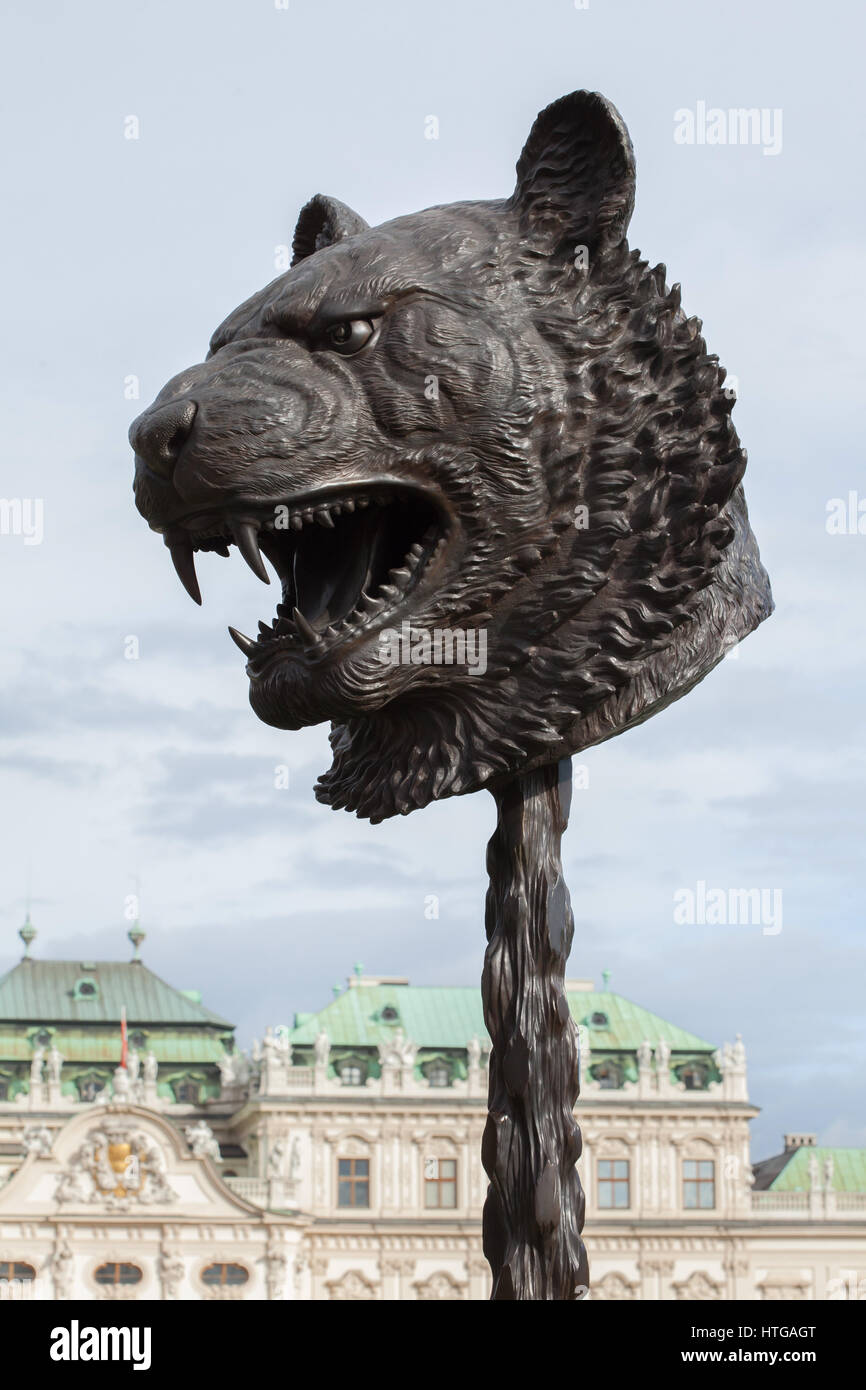 Tiger. Cerchio di animali (teste Zodiac) dai cinesi artista contemporaneo Ai Weiwei (2010) sul display nei giardini del Belvedere di Vienna in Austria. Foto Stock