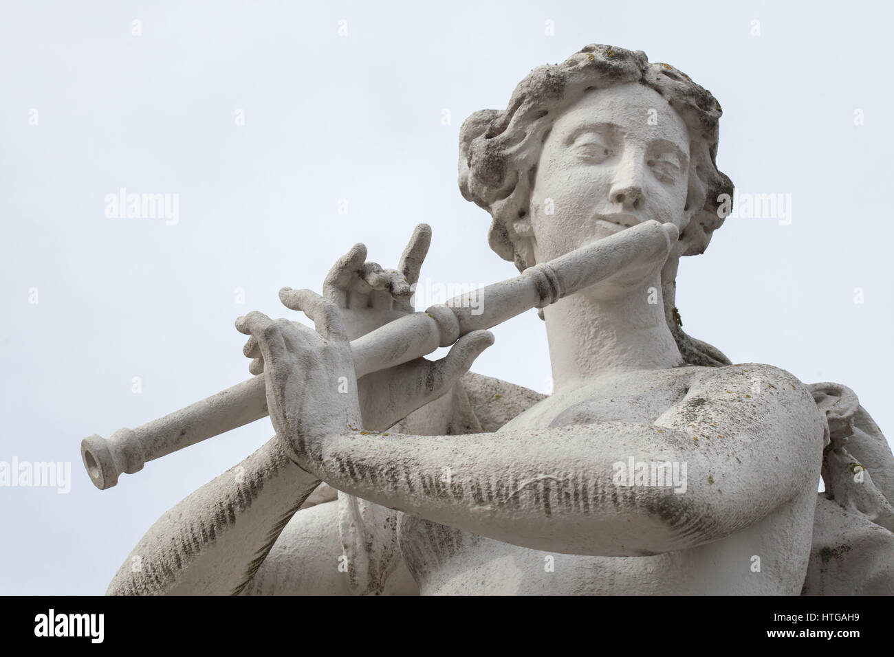 Euterpe suonare il flauto. Musa di musica e poesia lirica. Statua rococò nei giardini del Belvedere di Vienna in Austria. Foto Stock