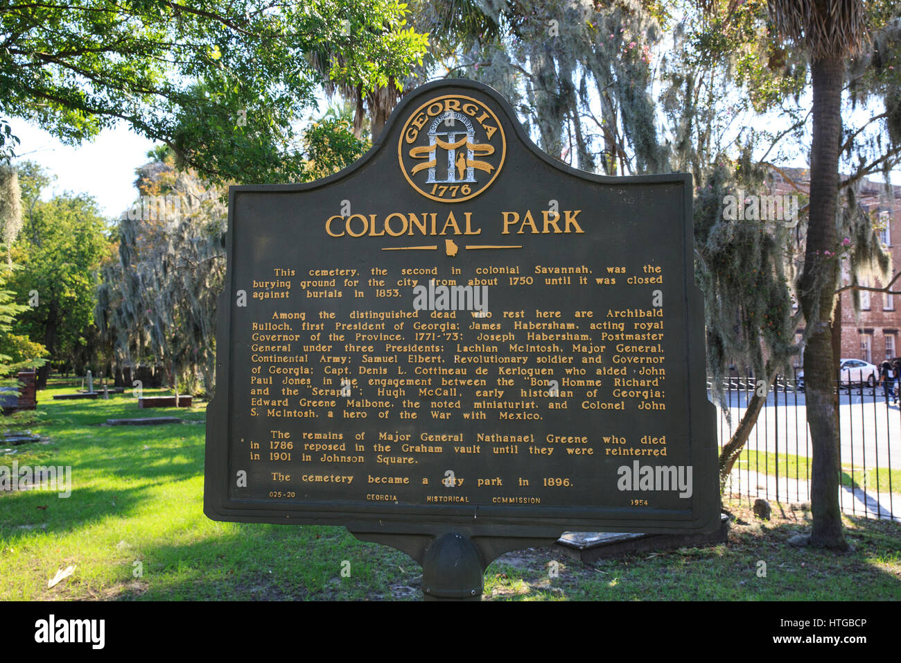 Marcatore di storico per il parco coloniale, cimitero nel centro di Savannah, Georgia. Foto Stock