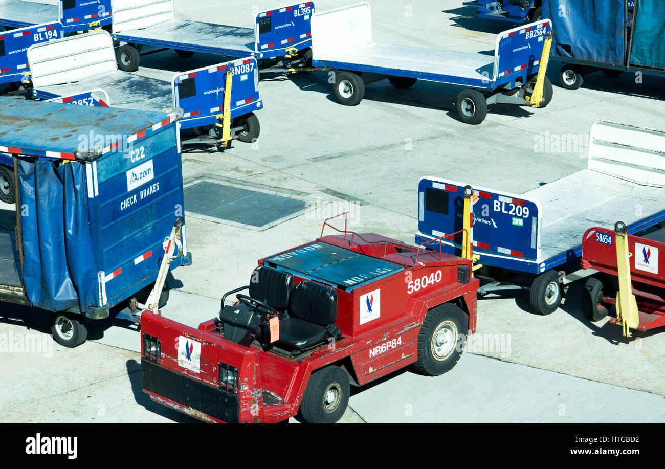 Carrelli per bagagli sulla rampa airside a San Antonio Airport Foto Stock