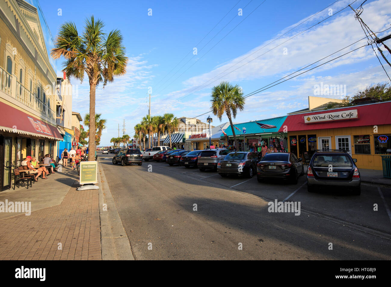 Distretto turistico con negozi e parcheggio in strada a Tybee Island, Georgia Foto Stock