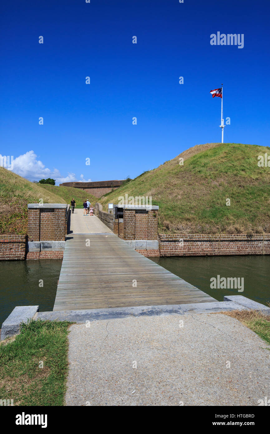 Ponte levatoio e il fossato intorno a Fort Pulaski, Savannah. Foto Stock
