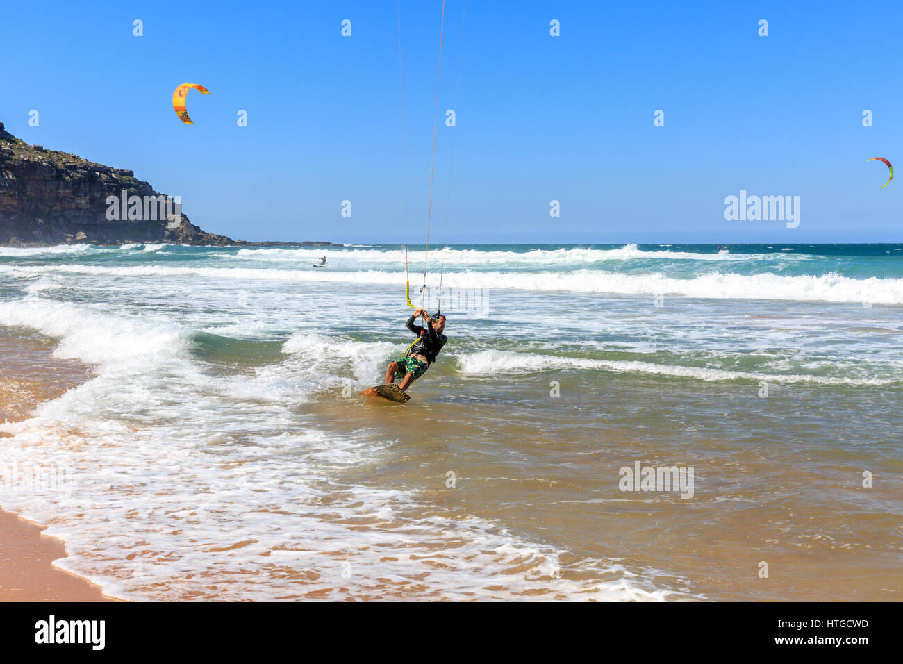 Kitesurfer maschio kitesurf in Palm Beach, a Sydney nel Nuovo Galles del Sud, Australia Foto Stock