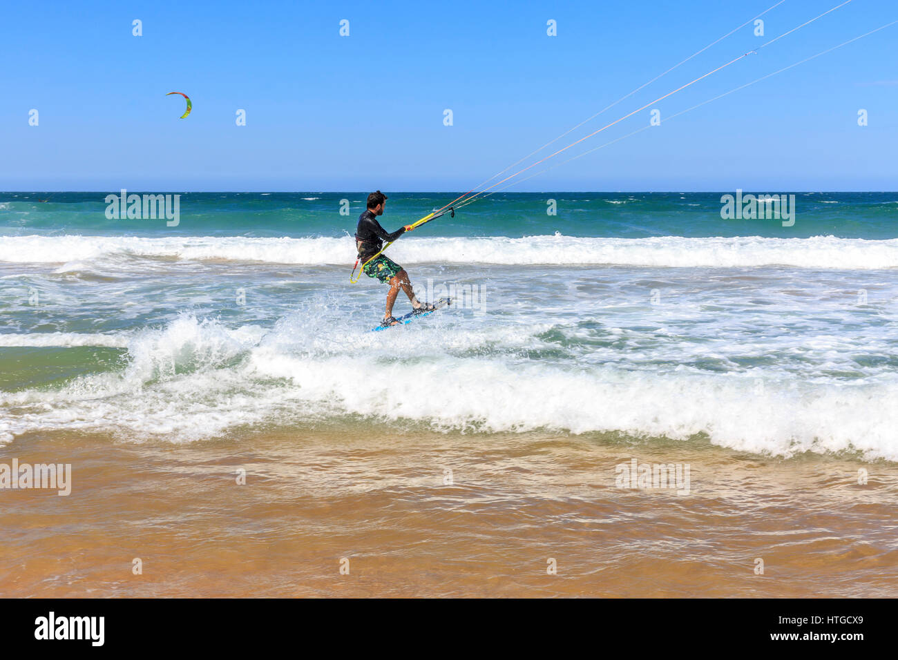 Kitesurfer maschio kitesurf in Palm Beach, a Sydney nel Nuovo Galles del Sud, Australia Foto Stock
