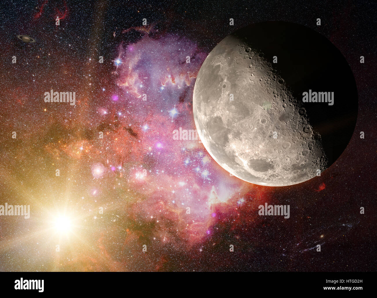 Composizione di fantasia con la luna in un cielo stellato. Il pianeta Saturno e la galassia di Andromeda di apparire in lontananza. Gli elementi di questa immagine arredate Foto Stock