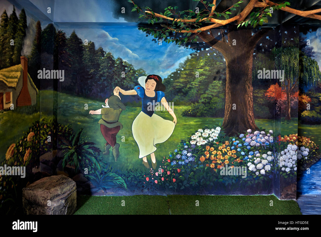 Snow White Wall arte di personaggi di libri di storia presso la fattoria di pecore Pattaya, Thailandia Sud-est asiatico. Storybook e luogo di filastrocche. Foto Stock