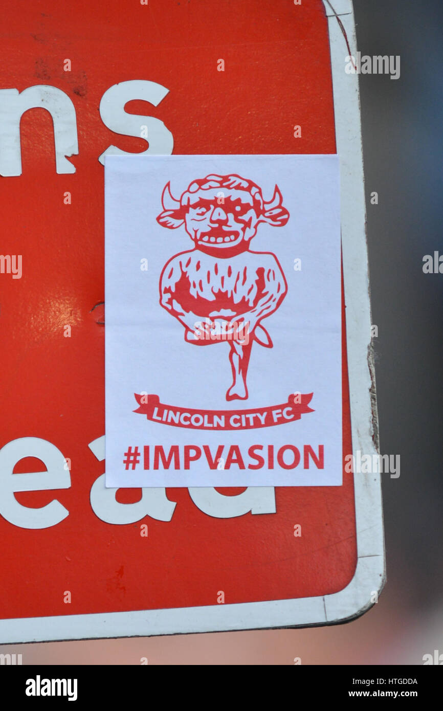 Il Covent Garden di Londra, Regno Unito. Undicesimo Mar, 2017. Lincoln City Football Fans assemblare in Covent Garden di Londra prima di Lincoln City vs Arsenal FA Cup Quarti di finale matc. Credito: Matteo Chattle/Alamy Live News Foto Stock