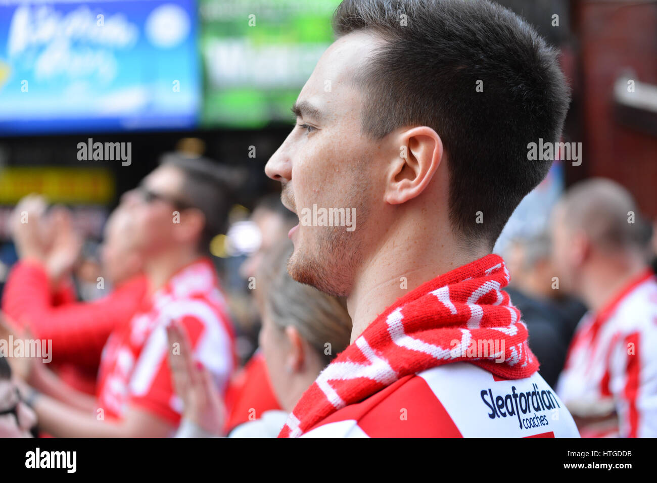 Il Covent Garden di Londra, Regno Unito. Undicesimo Mar, 2017. Lincoln City Football Fans assemblare in Covent Garden di Londra prima di Lincoln City vs Arsenal FA Cup Quarti di finale matc. Credito: Matteo Chattle/Alamy Live News Foto Stock