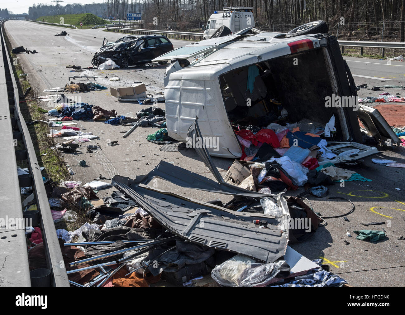 Cloppenburg, Germania. Undicesimo Mar, 2017. La scena di un multi-car Carambolage sull'autostrada A1 nei pressi di Cloppenburg, Germania, 11 marzo 2017. Un camioncino bianco ribaltato sul suo lato dopo la collisione con un camion e scorrevole sulla corsia di sorpasso prima di essere speronato da un nero station wagon. Il conducente della vettura così come i due passeggeri in van morì in corrispondenza della scena. Foto: Ingo Wagner/dpa/Alamy Live News Foto Stock