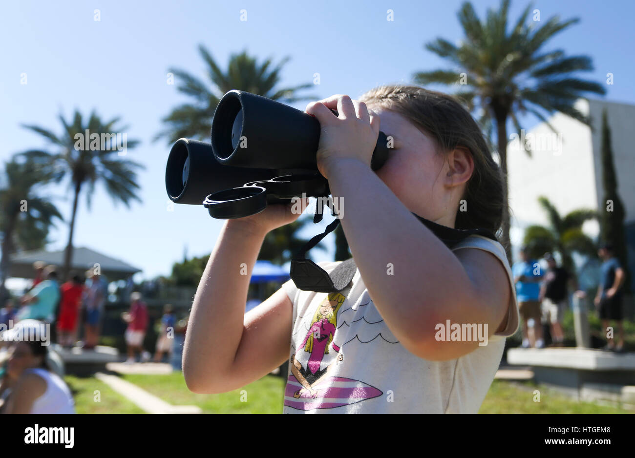 San Pietroburgo, Florida, Stati Uniti d'America. Undicesimo Mar, 2017. DIRK SHADD | Orari .Valya Taylor, 5, da Sarasota, controlli le vetture in pista mentre nel cortile tra il Museo Dali e il Teatro Mahaffey durante la sua prima visita a la Firestone Grand Prix di San Pietroburgo Sabato (03/11/17). "Ama super speedy fast roba, '' la sua mamma, Spangle Taylor. Credito: Dirk Shadd/Tampa Bay volte/ZUMA filo/Alamy Live News Foto Stock