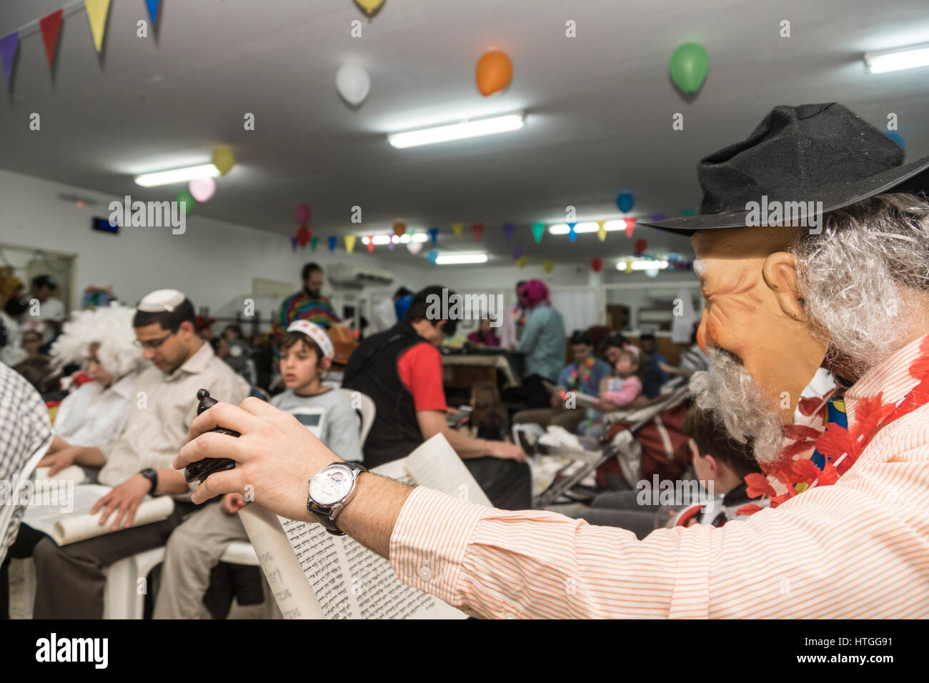 Elkana, Israele. Undicesimo Mar, 2017. Purim holiday celebrazioni, Elkana, Israele. La gente in costume celebrare la festa ebraica di Purim. In questa vacanza ebrei traditionaly vestito in costumi, leggere la chiocciola di Esther, una storia su un anti-ebraica complotto fallito nell antica Persia e fare un racket ogni volta che il nome di Haman, l'antagonista principale, è menzionato. Credito: Yagil Henkin/Alamy Live News Foto Stock