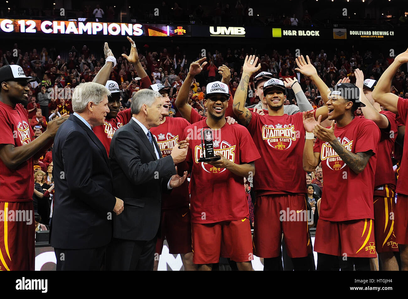 Kansas City, Missouri, Stati Uniti d'America. Undicesimo Mar, 2017. Monte Morris è stato votato MVP del torneo come l'Iowa State cicloni sono i campioni del Grande Torneo 12 sconfiggere West Virginia 80-74 durante il 2017 NCAA Phillips 66 12 grandi di pallacanestro degli uomini di campionato finale tra il West Virginia alpinisti e la Iowa State cicloni presso il Centro Sprint a Kansas City, Missouri. Kendall Shaw/CSM/Alamy Live News Foto Stock